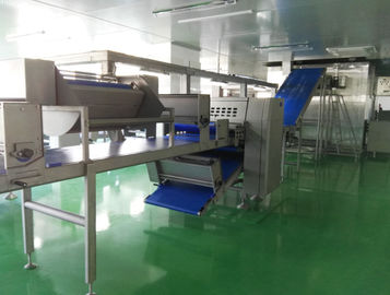 900 Millimeter-Tabellen-Breiten-industrieller Hörnchen-Brotbackautomat-lamellierende Linie maximale 144 Schichten für Hörnchen fournisseur