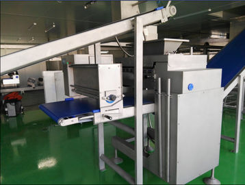 900 Millimeter-Tabellen-Breiten-industrieller Hörnchen-Brotbackautomat-lamellierende Linie maximale 144 Schichten für Hörnchen fournisseur