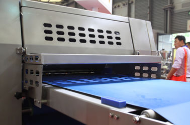 China Einfache saubere Teig-Rollen-Maschine 35 Kilowatt für das Gebäck-Teig-Band-Bedecken usine